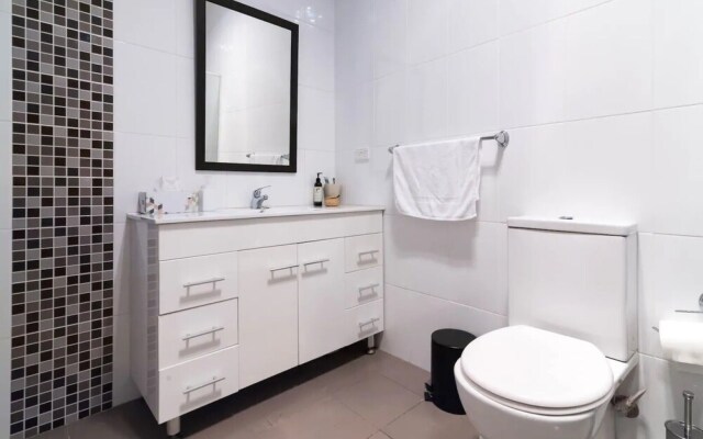 Quiet Terrace Townhouse on the City Fringe