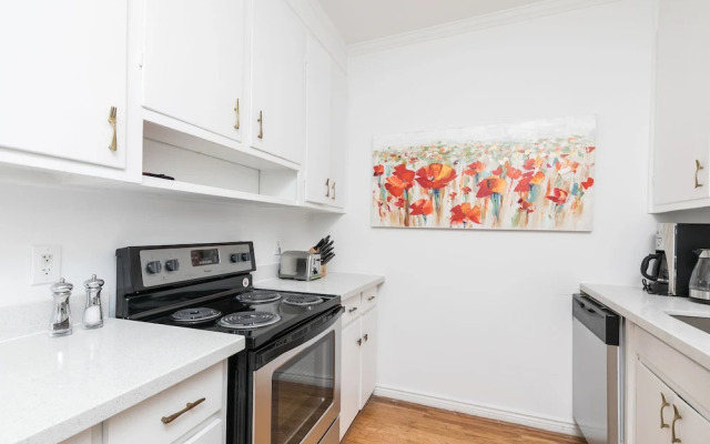 Applewood Suites - Bathurst & College