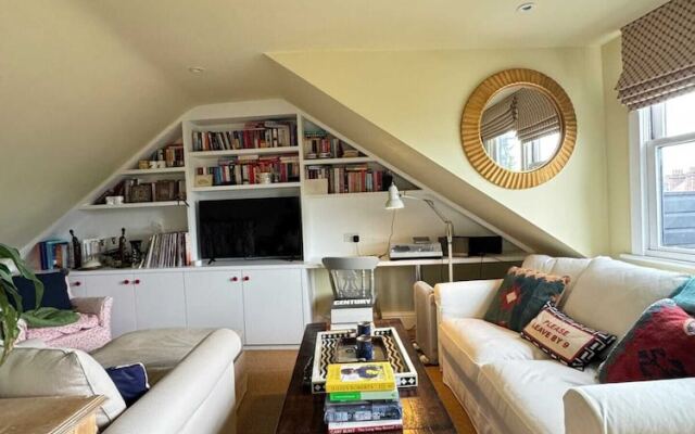 Homely Flat W/terrace, 3 Mins to Battersea Park