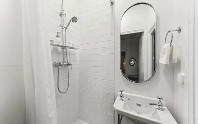 4BR Stylish Stay in the Heart of Marais