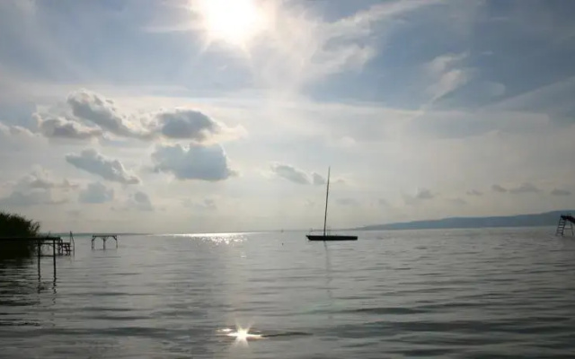 Partközeli kertes nyaralóház Balatonfenyvesen