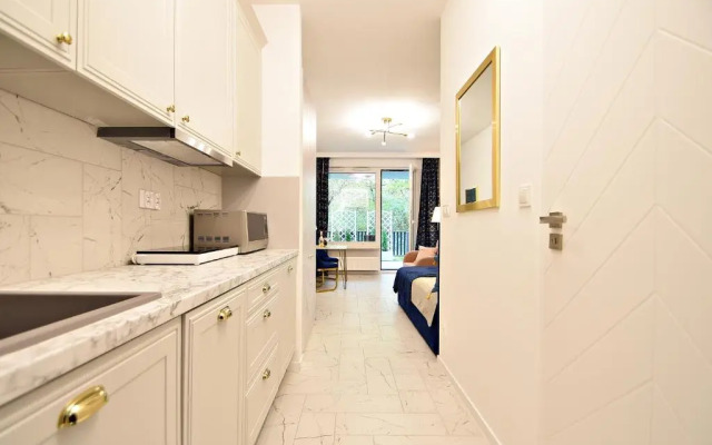 Metro Marymont Pleasant Studio