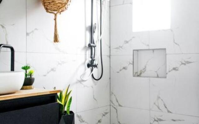 Studio Plezi - Stylish & Modern Apt in Quiet Area