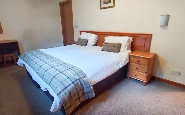 Loch Rannoch Highland Club Red Squirrel Lodge 02