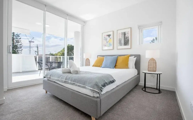 Wow Southport Apartment Near Light Rail Station