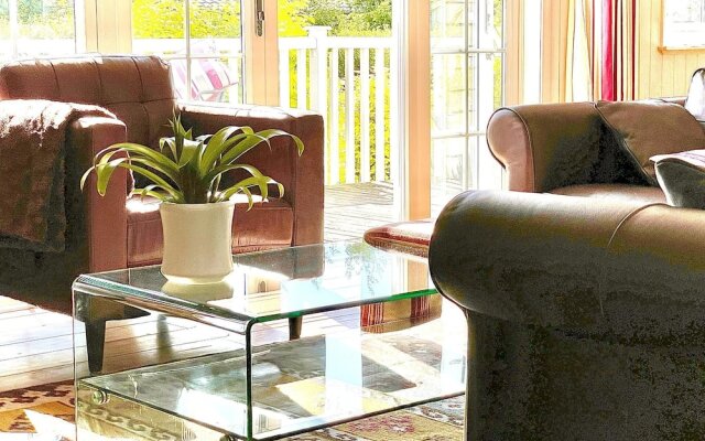 Holiday Lettings Beech Lodge - Stunning 6-bed King
