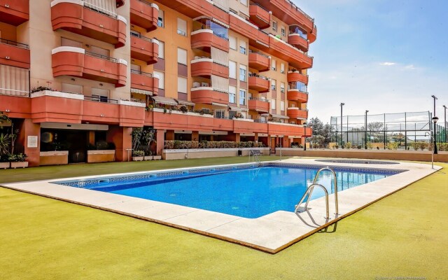 Apart. con piscina frente al mar