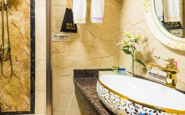 CLOUDS Hotel (Luoping Margaret)