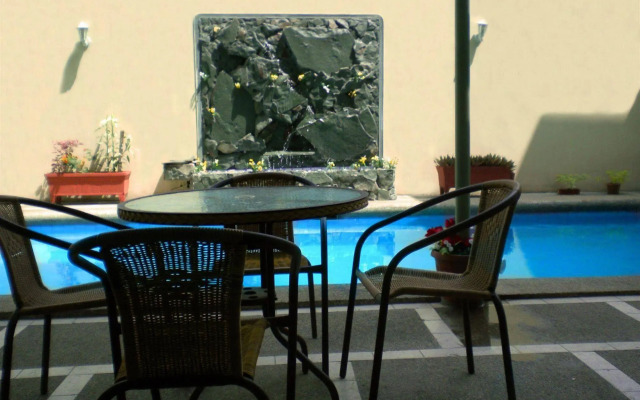 Hostal Perla Real Inn