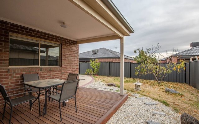 Spacious Lovely Home In Point Cook