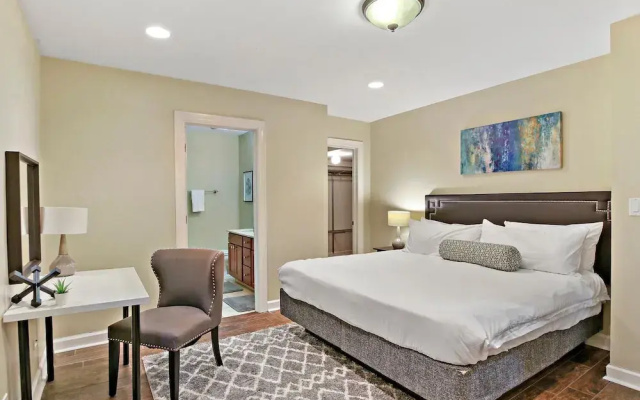 Upscale 4BR in Wicker Park - Damen 1R