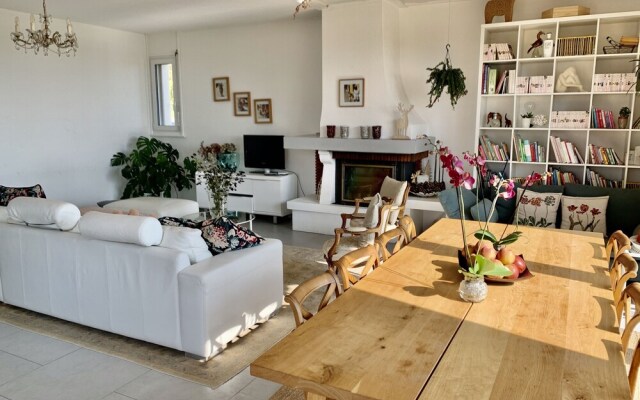 Stunning 6-bed Villa in Etoy