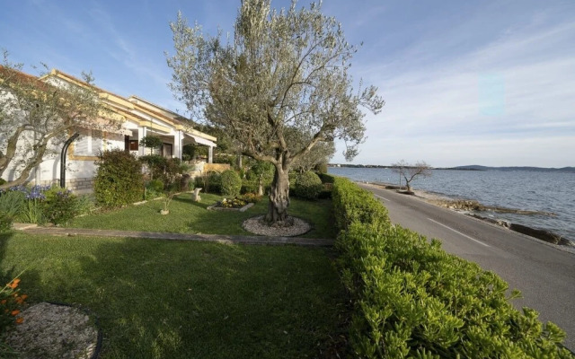 Villa Petar 1 - 10m From sea - H