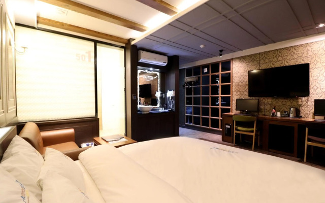 Airport Hotel