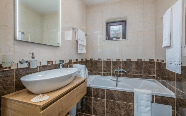 Awesome Home in Lakmartin With Wifi and 3 Bedrooms