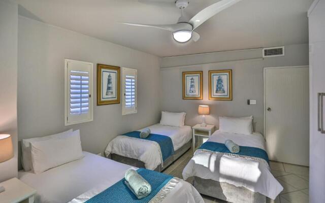 15 Skiathos-Spacious Family Beachfront apartment