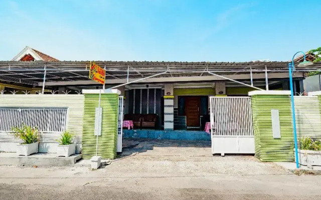 Griya Sakura Syariah Solo by OYO Rooms