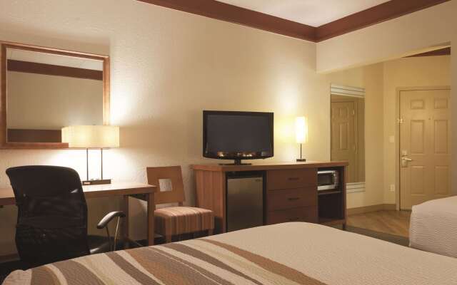 La Quinta Inn & Suites by Wyndham Atlanta Ballpark/Galleria