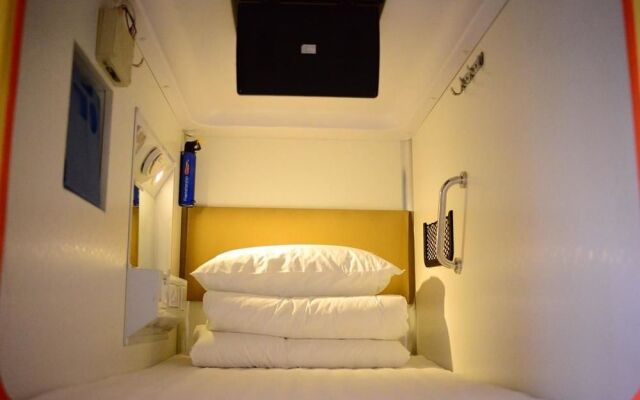 Simple Capsule Hotel