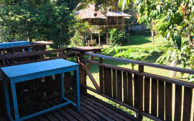 Golden Hut -Chill Bungalows in town黄金泰式传统独栋小屋
