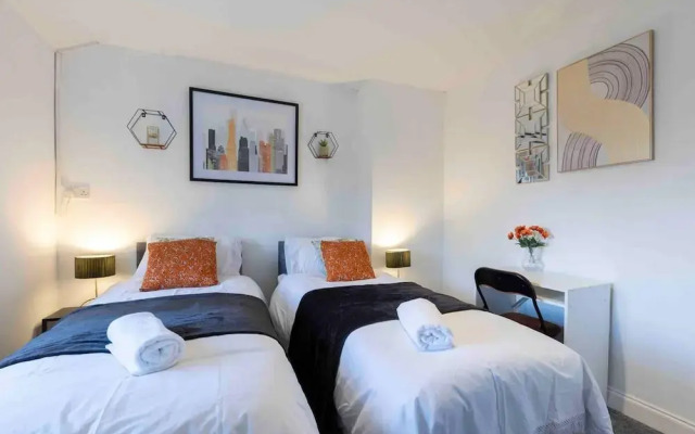 House-sleeps7-parking-garden-petfriendly