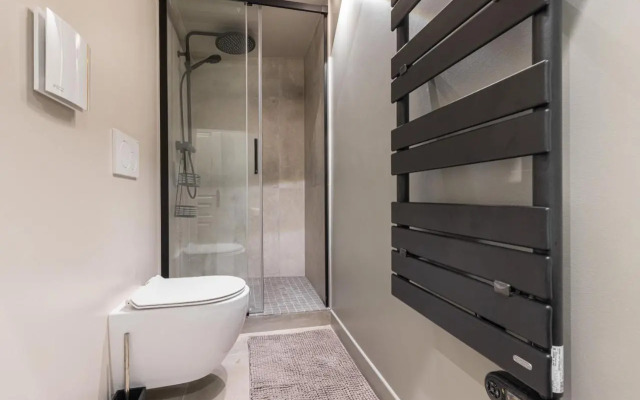 Charming 2 Bdr Old Town