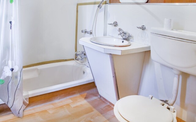 GuestHouser 1 BR Houseboat 126f
