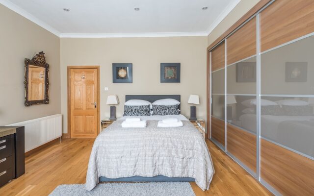 Designer Chelsea Family Home with Garden