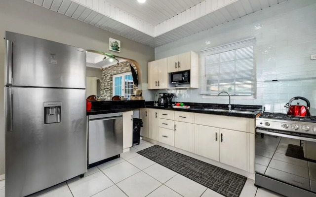 2br2ba Home w Private Pool Close 2 Beach BBQ