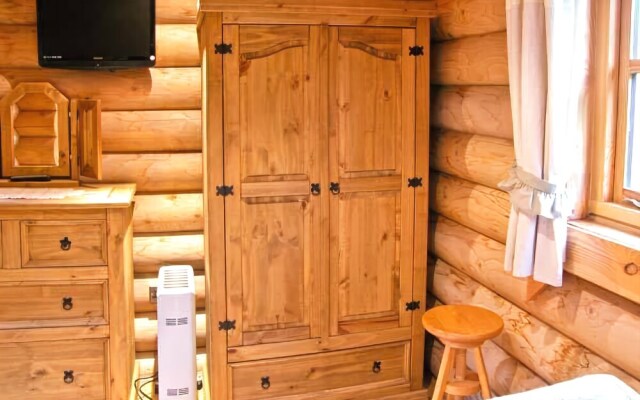 Cedar Log Cabin, Brynallt Country Park