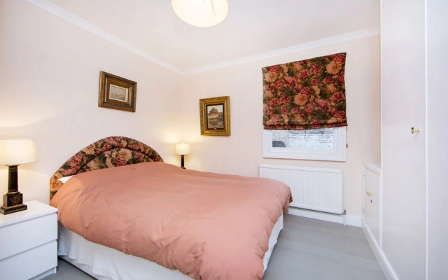 Comfortable one bedroom apartment in Notting Hill, Lambton Place near Portobello