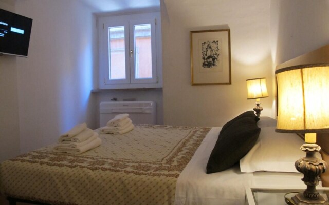 Aurora in Pantheon Apartment