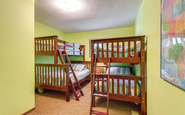 Deck & Boat Dock: Lakefront Getaway in Camdenton