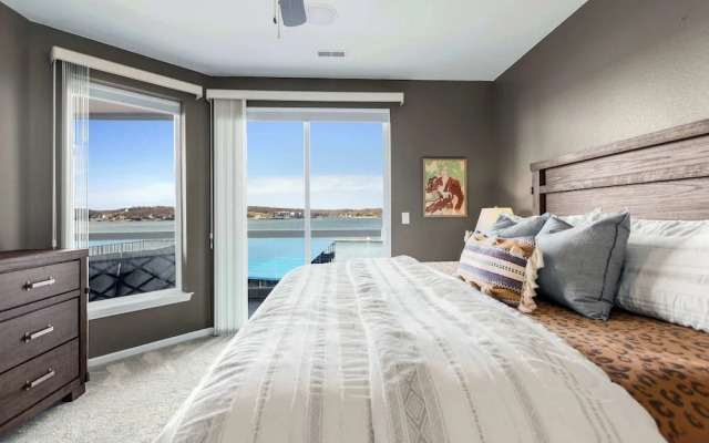 Panoramic Sunset Escape Waterfront Condo for 7!