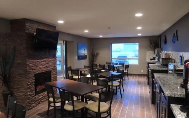 Stoughton Western Star Inn & Suites