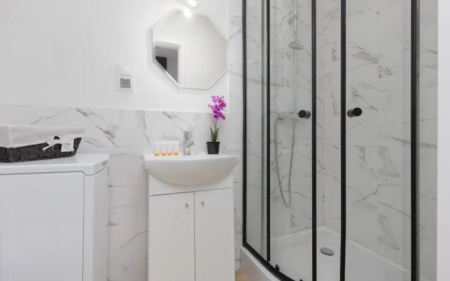 White Studio in City Center by Renters