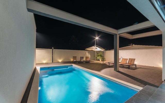 Stunning Home in Vrsi Mulo With Wifi and 4 Bedrooms