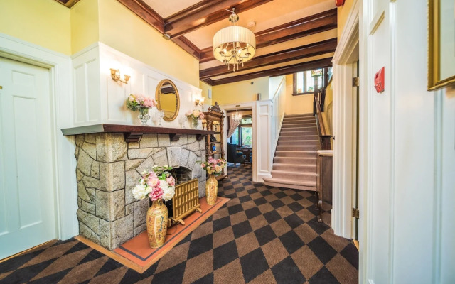 Dashwood Manor Seaside Bed & Breakfast