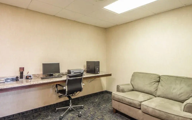 Comfort Suites East / I-44