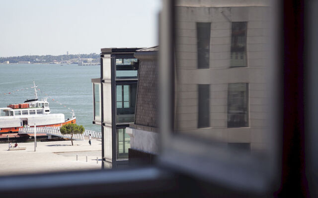 Lost Lisbon :: Cais House
