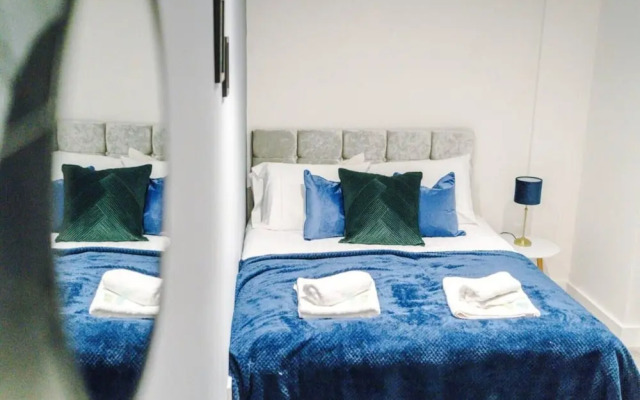Imperial War Museum North Two-bedroom by Belvilla