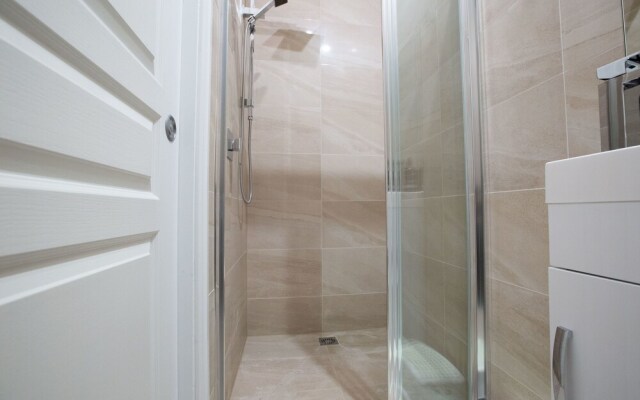 AU.JOY 3 Bed Townhouse Burwood 3