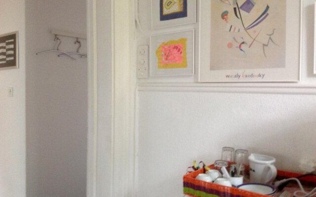 Artistshouse Bed with Kitchen