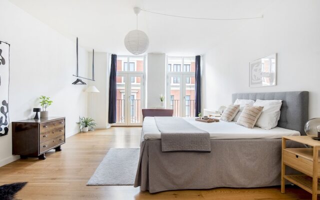 Sanders Leaves - Chic 3-bdr Apt With City View