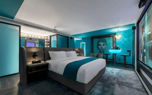 Fenglin Evening Movie Hotel