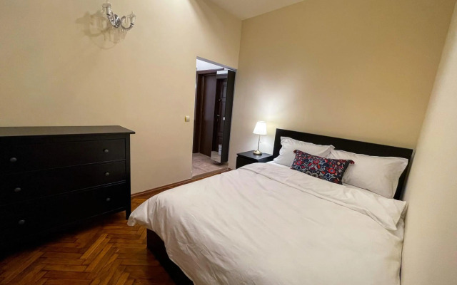 Central apartment w/ fire place - ground floor