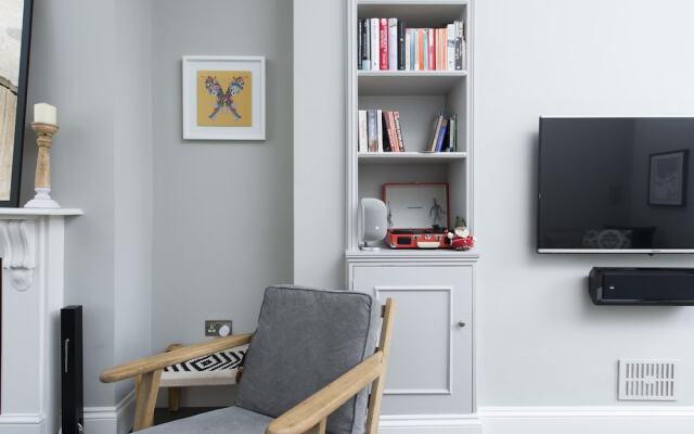 Stylish and Spacious 2BR House in Hammersmith