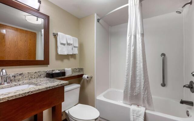 Comfort Inn & Suites Hamilton Place