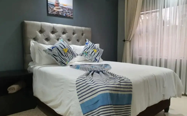 Posh 3 Bed Guesthouse in Hillside With Pool - 2039