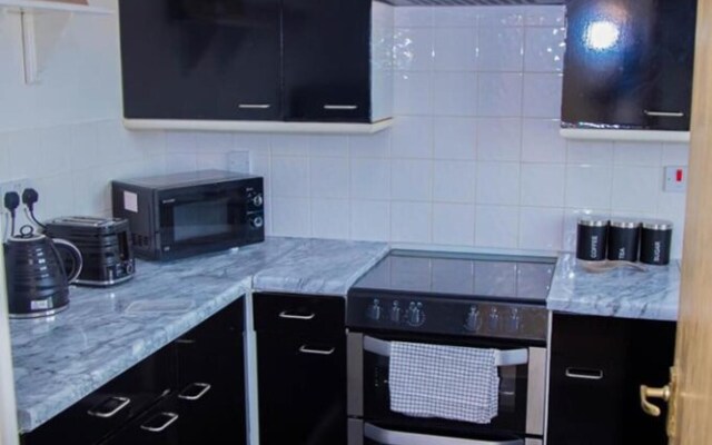 Cozy Two Bedroom Apartment Located in Gravesend